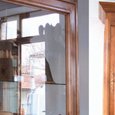 vitrine charentaise avec sculpture